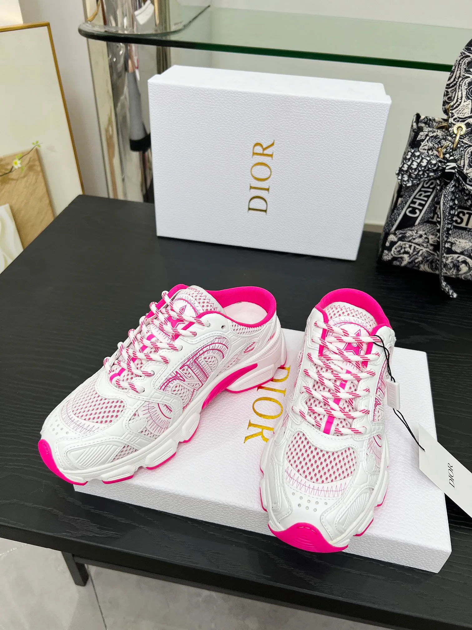 p560🐮🐮This Dior Chrono sports half slipper reinterprets running shoes with Dior's haute couture style. Gray mesh fabric is paired with tonal suede calfskin panels, the CD logo on the side, the star patch on the tongue and the Dior logo on the heel, all in classic fine detail. Featuring two-tone laces and a lightweight sole with star graphics, they can be worn year-round. Size: Women’s size 35-41 (35/42 can be customized) Men’s size 40-46 (men’s version is being printed) Color: 12 colors available